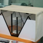 Bild: Das Arnold Design Aquarium „Mecklenburg-Vorpommern“ (2006) ist bereit für die Sandstrahlkammer. Die sorgfältig abgeklebten Bereiche behalten ihre klare, transparente Oberfläche und setzen gezielte Akzente. Alle übrigen Flächen werden durch das Sandstrahlverfahren mattiert und erhalten die elegante Anmutung von gefrostetem Glas. So entsteht ein spannungsvolles Zusammenspiel aus Transparenz, Licht und Struktur. Experience the Beauty