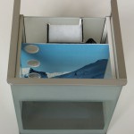 Konsequente Trennung von Filter und Lebensraum Bild: Arnold Design Aquarien / Foxtrott Antarktika / Blick von Oben in den Nano Cube. Das Aquarium trennt konsequent Lebebsraum und Filter.
